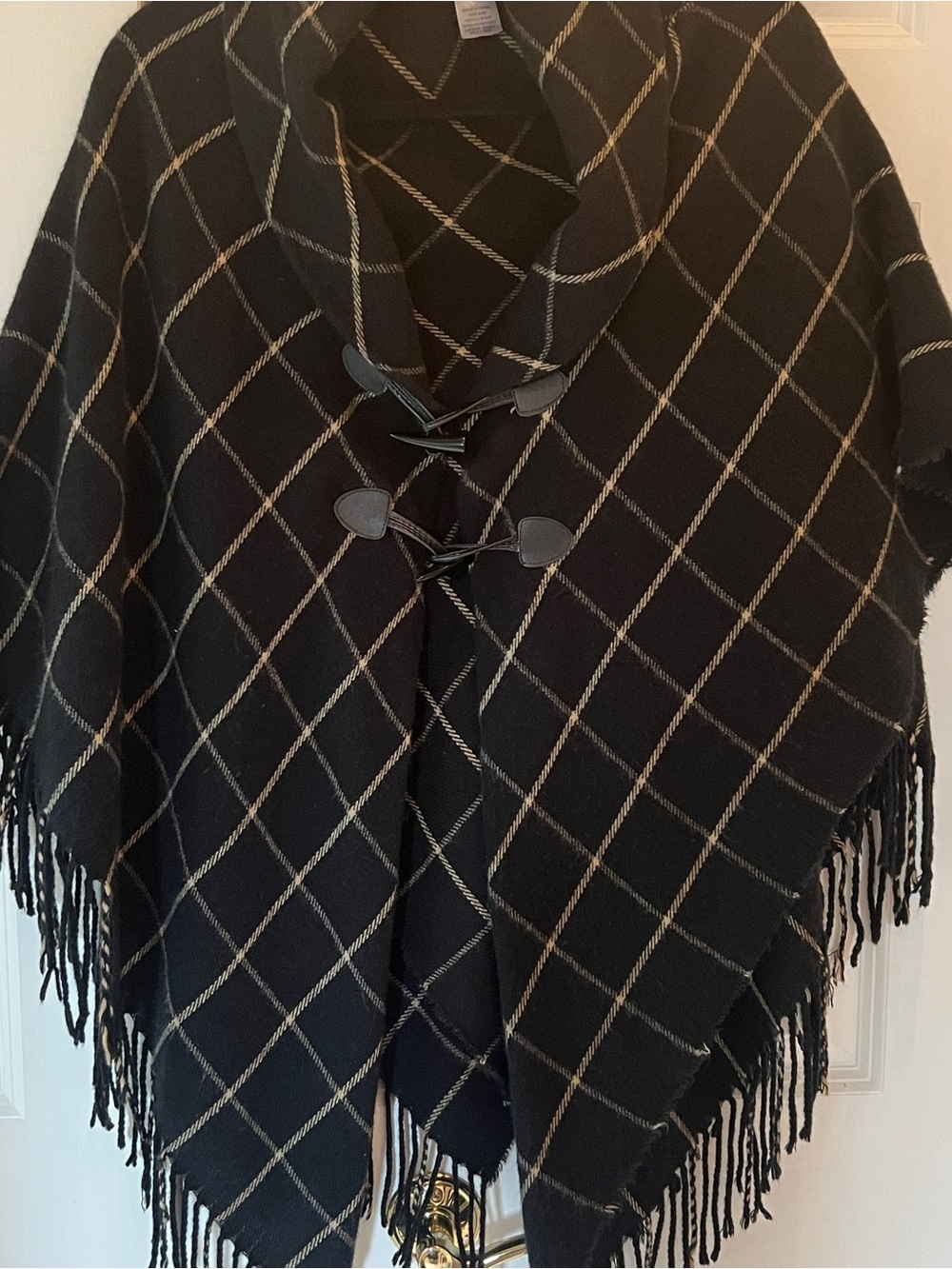 Unbranded One Size Black Beige Plaid Poncho Cape Toggle Fringe - Picture 7 of 9